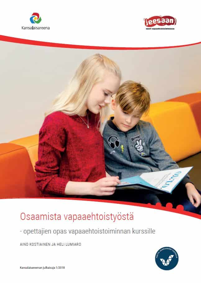 Osaamista vapaaehtoistyöstä -oppaan kansi. Kuvassa nuori nainen tekee vapaaehtoistyötä eli lukee kirjaa pojalle.