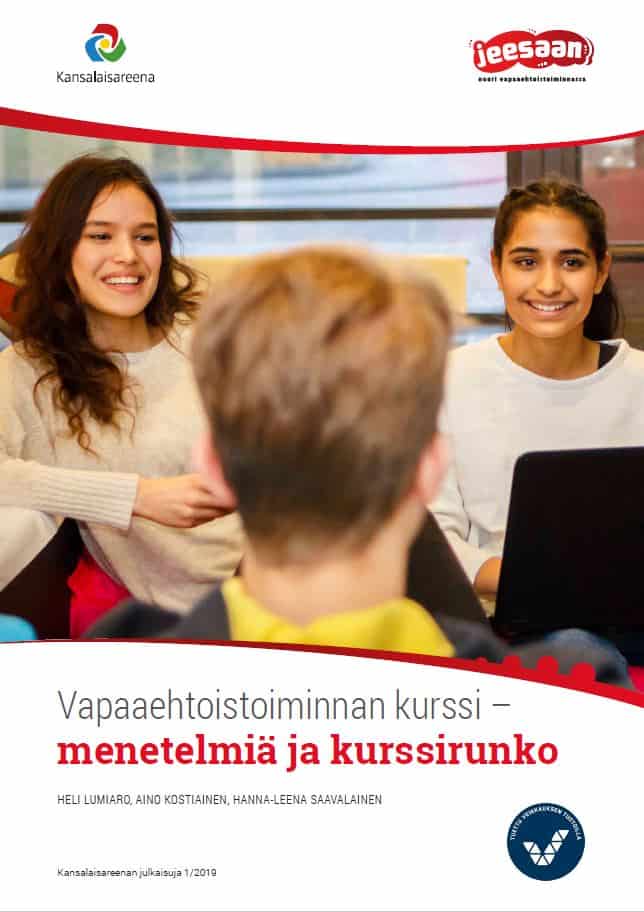 Vapaaehtoistoiminnan kurssi -oppaan kansi. Kuvassa joukko nuoria istumassa